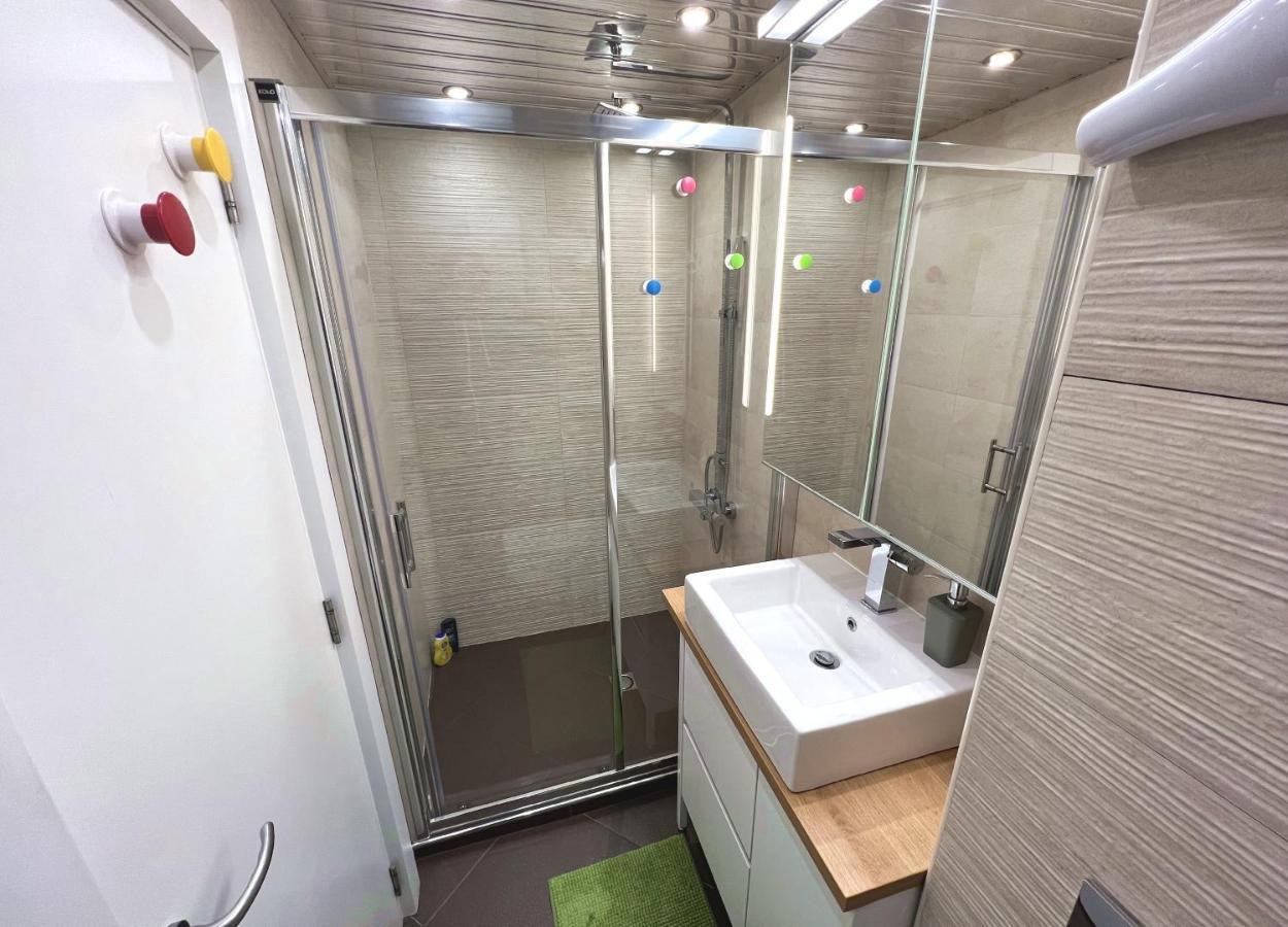 Unique Luxurious Jacuzzi Penthouse Duplex In City Center! 2 Baths! Free Parking! Sofia Esterno foto