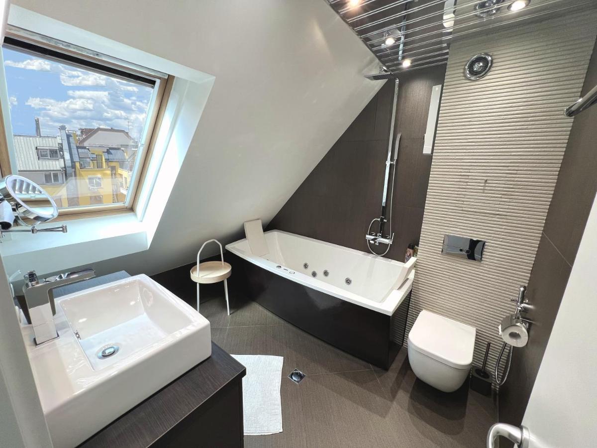 Unique Luxurious Jacuzzi Penthouse Duplex In City Center! 2 Baths! Free Parking! Sofia Esterno foto